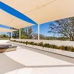 Flores Villa